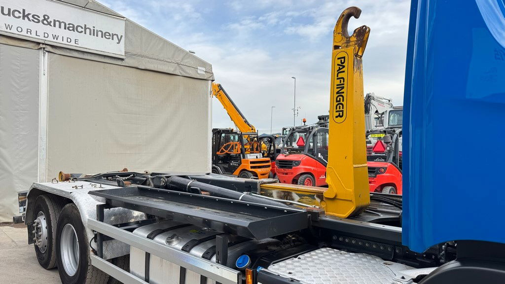 Scania P 360 6x2 palfinger abroll tipper - steering axle - Caminhão transportador de contêineres/ Caixa móvel: foto 4 Scania P 360 6x2 palfinger abroll tipper - steering axle - Caminhão transportador de contêineres/ Caixa móvel: foto 4