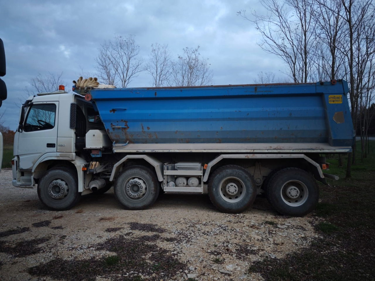 Volvo FM 480 8x4 mulda tipper - euro 3 - hydraulic back side - Caminhão basculante: foto 5 Volvo FM 480 8x4 mulda tipper - euro 3 - hydraulic back side - Caminhão basculante: foto 5