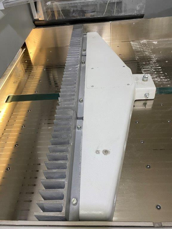 Large sized cutting system Polar 137 XT-AT with stacking lifter, automatic vibrator, scale and optional unloader - Máquina de corte de papel: foto 5 Large sized cutting system Polar 137 XT-AT with stacking lifter, automatic vibrator, scale and optional unloader - Máquina de corte de papel: foto 5