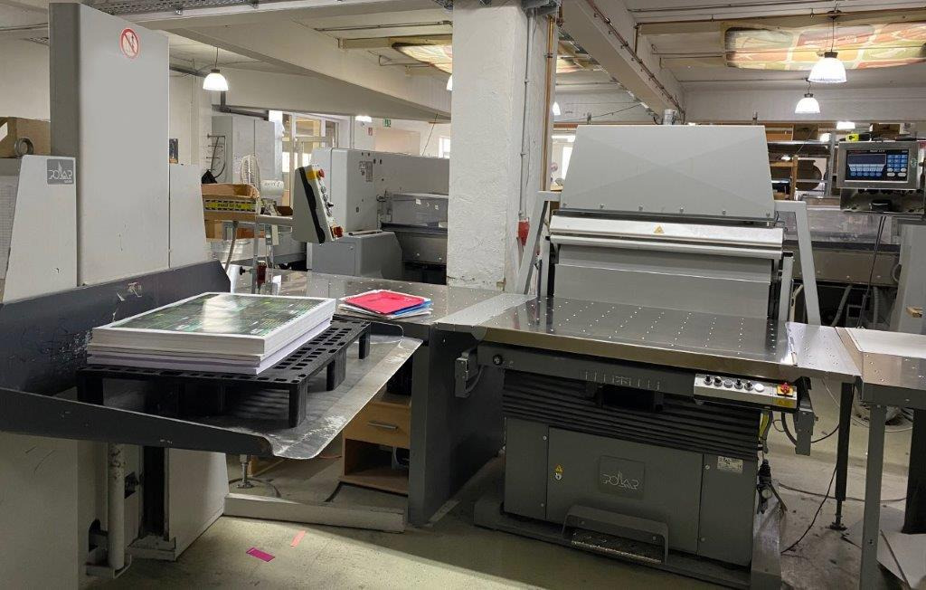 Large sized cutting system Polar 137 XT-AT with stacking lifter, automatic vibrator, scale and optional unloader - Máquina de corte de papel: foto 4 Large sized cutting system Polar 137 XT-AT with stacking lifter, automatic vibrator, scale and optional unloader - Máquina de corte de papel: foto 4