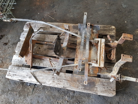 Carroceria e exterior New Holland Tm120, Tm130, Tm40, Tm155 Hood Bonnet Bracket Kit 82029325: foto 7