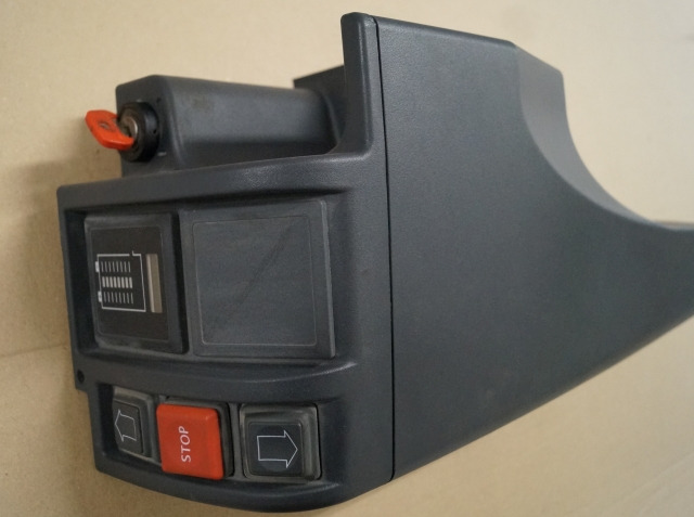 Jungheinrich 51046926 | right dashboard panel including contact key and battery/ right dashboard panel including contact key and battery/hour indicator - Estrutura/ Châssis de Equipamento de movimentação: foto 2 Jungheinrich 51046926 | right dashboard panel including contact key and battery/ right dashboard panel including contact key and battery/hour indicator - Estrutura/ Châssis de Equipamento de movimentação: foto 2