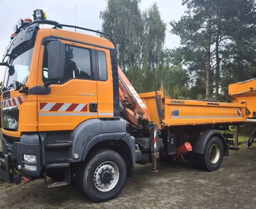 MAN TGS (2012) 18.320 4x4 – Wywrotka trójstronna + Kran Atlas | Komunalny | Euro 5 - Caminhão basculante: foto 1 MAN TGS (2012) 18.320 4x4 – Wywrotka trójstronna + Kran Atlas | Komunalny | Euro 5 - Caminhão basculante: foto 1