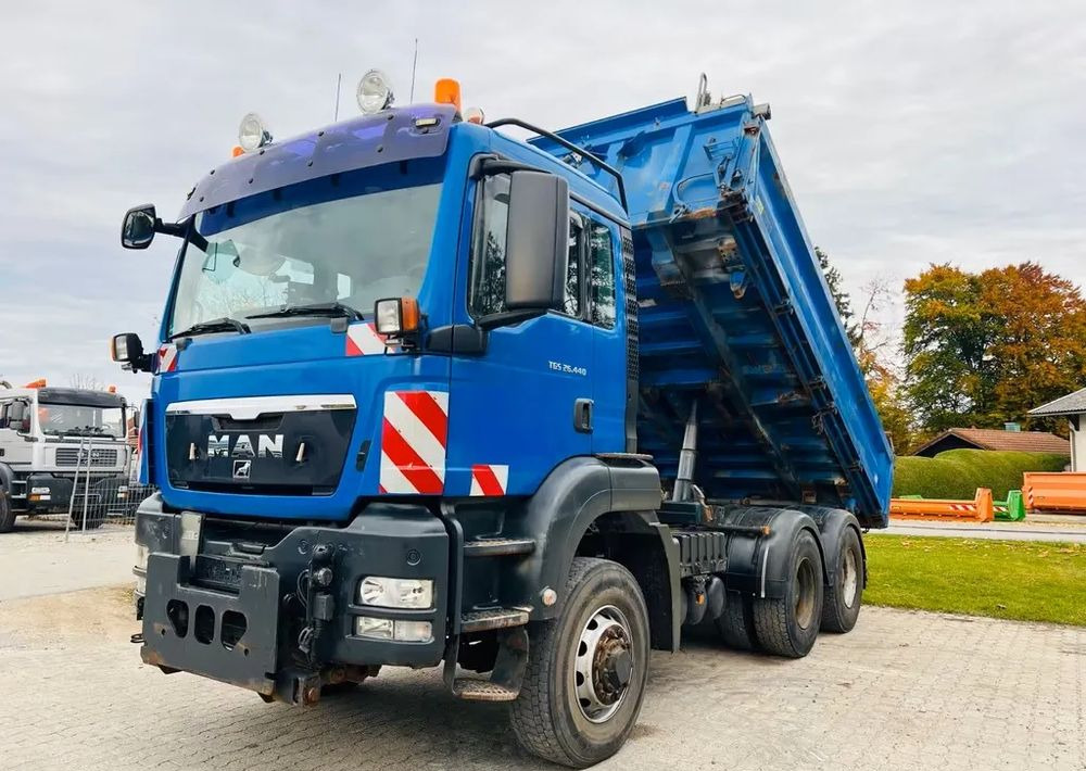 MAN TGS 26.440 6x6 Hydrodrive – Meiller 3-stronny wywrotka / Manual / Retarder / Tempomat / Euro 5 - Caminhão basculante: foto 1 MAN TGS 26.440 6x6 Hydrodrive – Meiller 3-stronny wywrotka / Manual / Retarder / Tempomat / Euro 5 - Caminhão basculante: foto 1