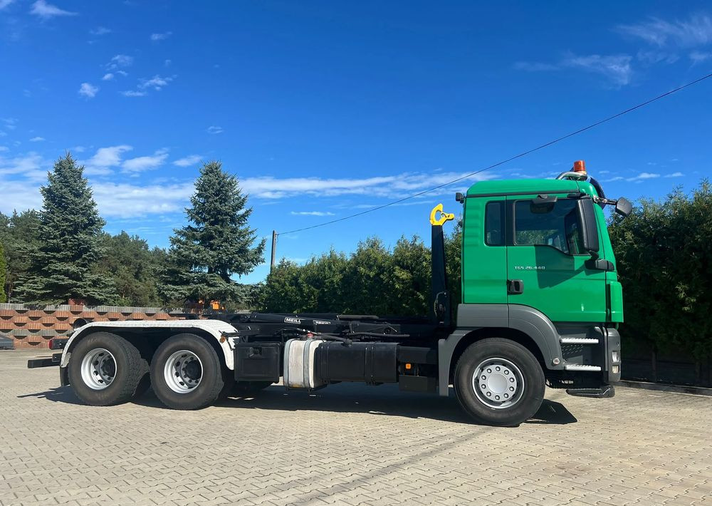 MAN TGS 26.440 | Hakowiec Meiller| 6x4 | 440 KM | przód resor, tył pneumatyczne |Belka ostrzegawcza (koguty) - Caminhão polibenne: foto 4 MAN TGS 26.440 | Hakowiec Meiller| 6x4 | 440 KM | przód resor, tył pneumatyczne |Belka ostrzegawcza (koguty) - Caminhão polibenne: foto 4