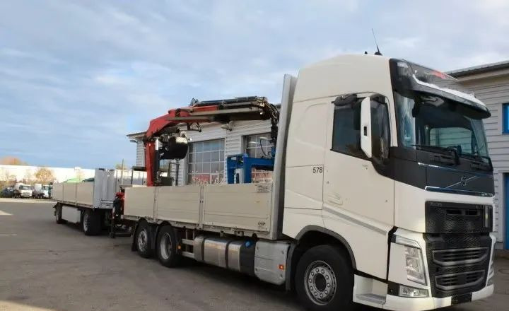 Volvo FH500 6x2 | Platforma z HDS Fassi F215A7 - Sterowanie radiowe | Euro 6 | Automatyczna skrzynia | 390 000 km - Camião de caixa aberta/ Plataforma, Caminhão grua: foto 1 Volvo FH500 6x2 | Platforma z HDS Fassi F215A7 - Sterowanie radiowe | Euro 6 | Automatyczna skrzynia | 390 000 km - Camião de caixa aberta/ Plataforma, Caminhão grua: foto 1