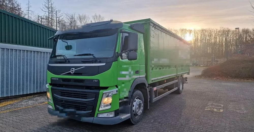 Caminhão com lona Volvo FM 420 – zabudowa + plandeka / Automatyczna skrzynia / Euro 6 / Zawieszenie pneumatyczne/ 4x2/: foto 1