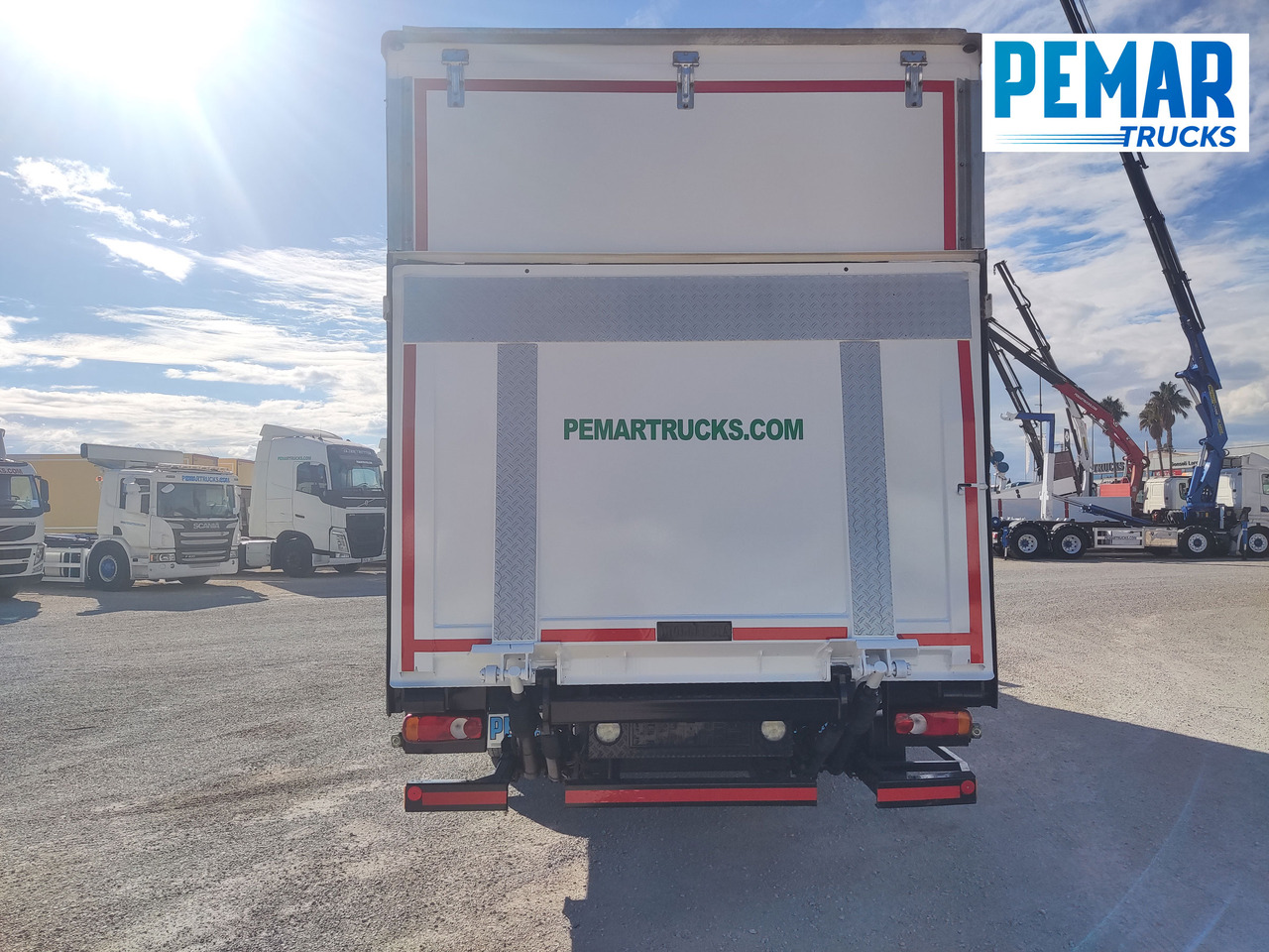 Caminhão furgão VOLVO FL 210 12T CAJA CERRADA: foto 6