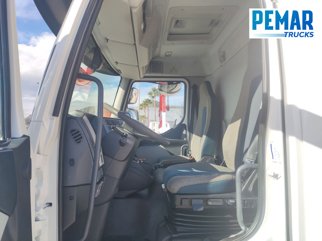 Caminhão furgão VOLVO FL 210 12T CAJA CERRADA: foto 11