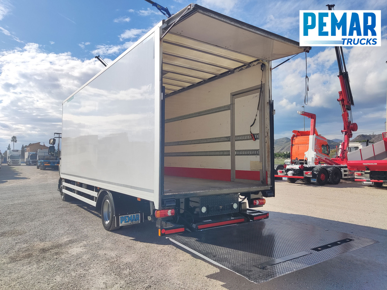 Caminhão furgão VOLVO FL 210 12T CAJA CERRADA: foto 21