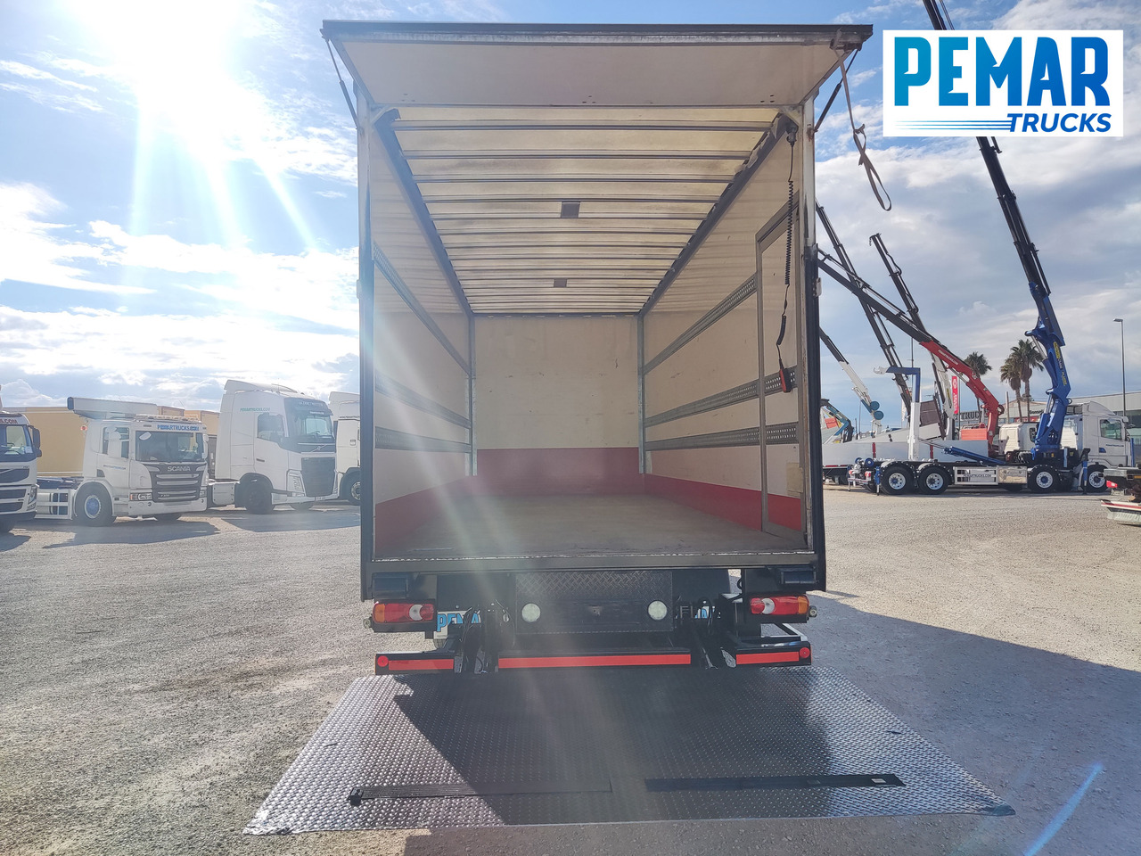 Caminhão furgão VOLVO FL 210 12T CAJA CERRADA: foto 19