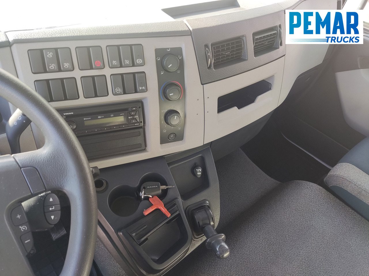 Caminhão furgão VOLVO FL 210 12T CAJA CERRADA: foto 15