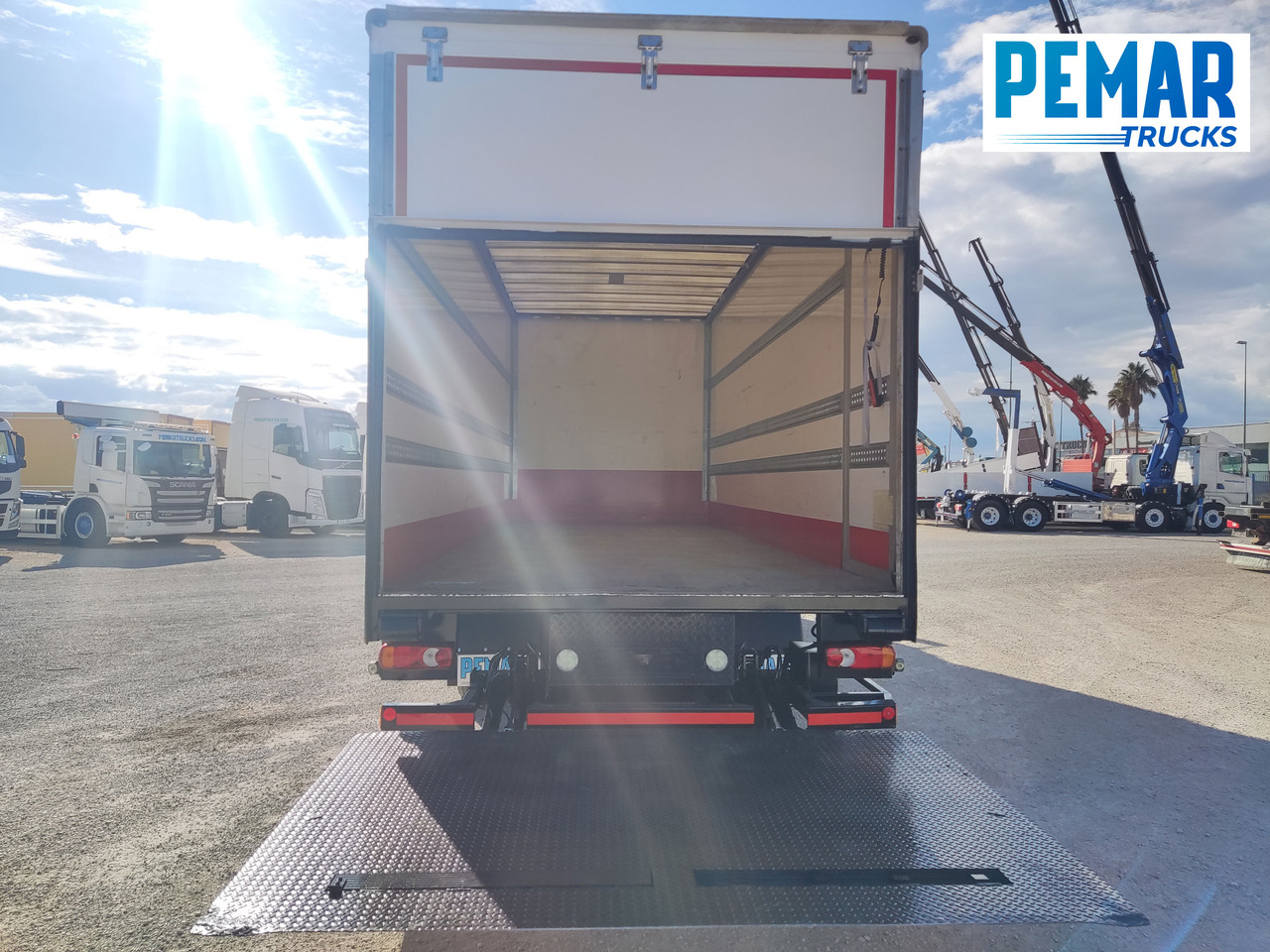 Caminhão furgão VOLVO FL 210 12T CAJA CERRADA: foto 22