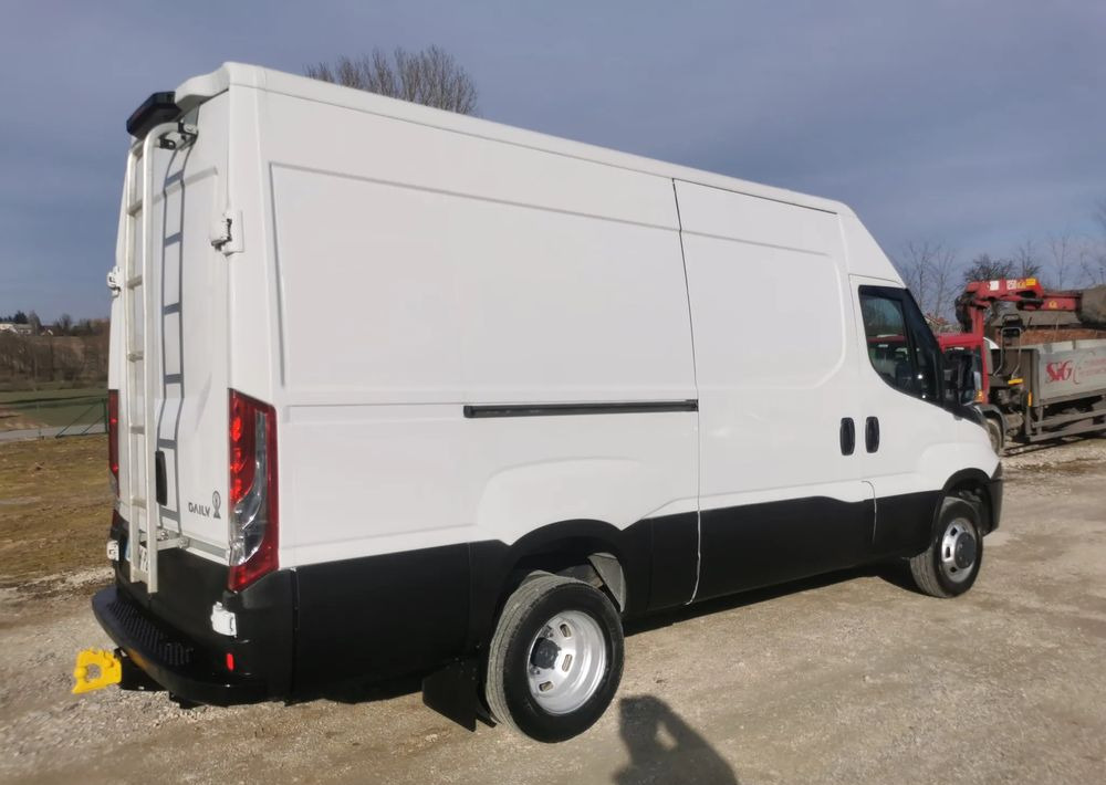 Iveco 35C13 Daily L3H2 bliźniak Klima 2.3-130KM 6-biegów Hak podwójne koła 35-130 L4H2 - Furgão: foto 3 Iveco 35C13 Daily L3H2 bliźniak Klima 2.3-130KM 6-biegów Hak podwójne koła 35-130 L4H2 - Furgão: foto 3