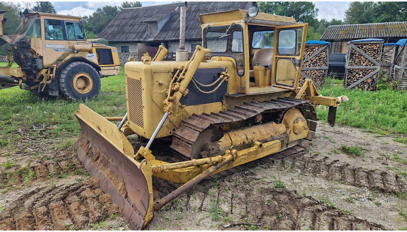Caterpillar D4D - Buldôzer: foto 1 Caterpillar D4D - Buldôzer: foto 1