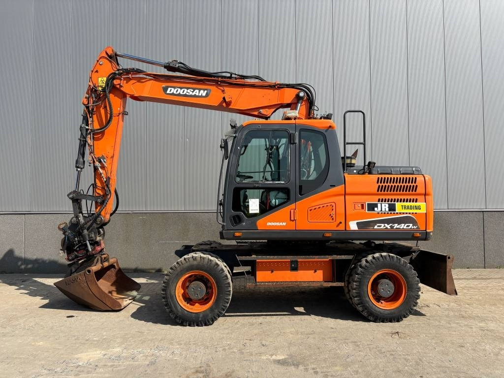 Doosan DX 140 W-5 (R5 Rototilt) - Escavadeira de rodas: foto 1 Doosan DX 140 W-5 (R5 Rototilt) - Escavadeira de rodas: foto 1