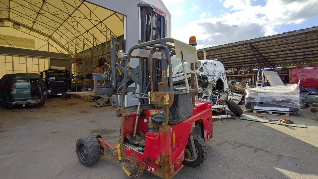 Moffett M4 25.4 ajoneuvotrukki - Empilhadeira montada em caminhão: foto 2 Moffett M4 25.4 ajoneuvotrukki - Empilhadeira montada em caminhão: foto 2