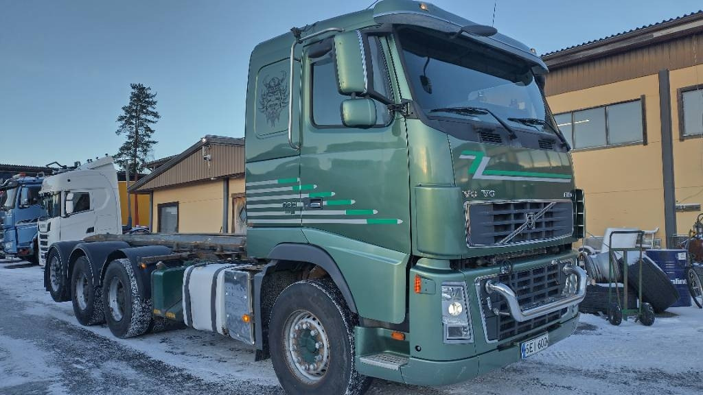 Volvo FH16 8x4 kippaavat konttilaitteet - Caminhão basculante: foto 1 Volvo FH16 8x4 kippaavat konttilaitteet - Caminhão basculante: foto 1