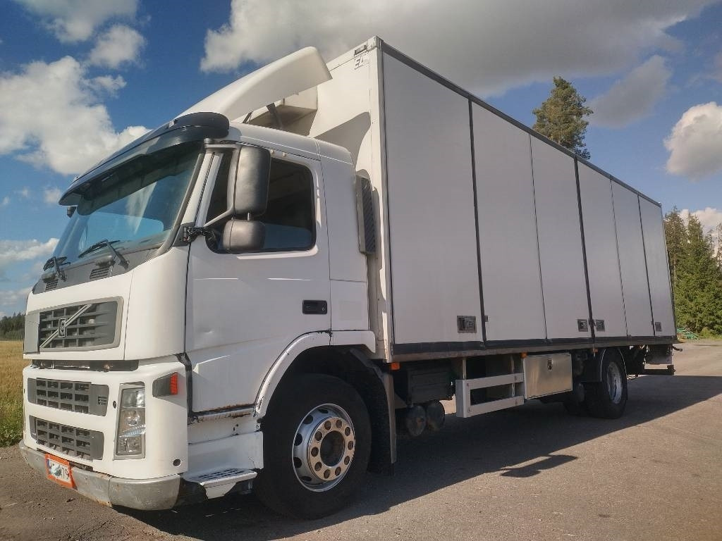 Volvo FM9 4x2 8,40m pitkä kylkiaukeava kori - Caminhão furgão: foto 1 Volvo FM9 4x2 8,40m pitkä kylkiaukeava kori - Caminhão furgão: foto 1
