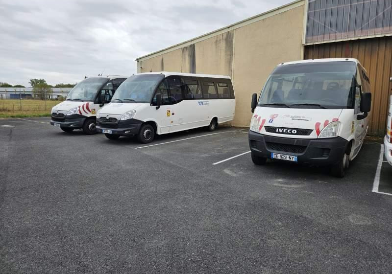 Irisbus WING / 34 MIEJSCA/ KLIMA DLA KIEROWCY/ 3 SZTUKI - Micro-ônibus, Furgão de passageiros: foto 1 Irisbus WING / 34 MIEJSCA/ KLIMA DLA KIEROWCY/ 3 SZTUKI - Micro-ônibus, Furgão de passageiros: foto 1