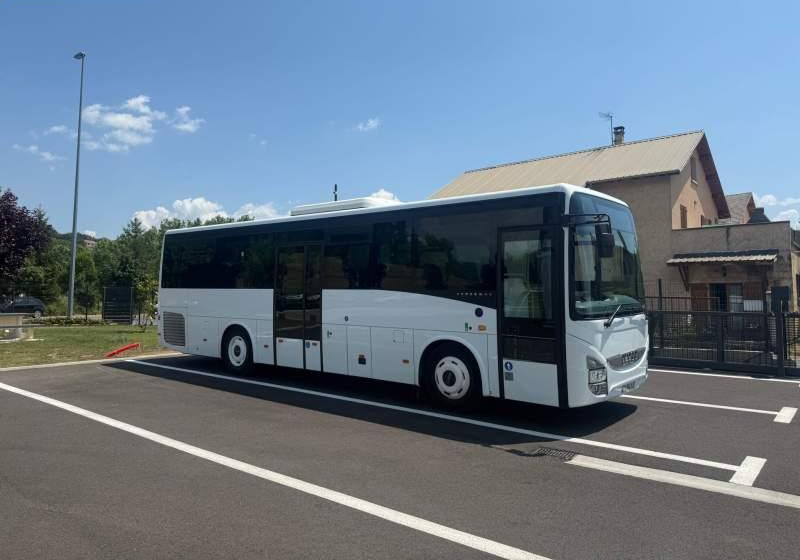 Iveco CROSSWAY/ DŁUGOŚĆ 10.70 M / MANUAL / EURO 6 - Ônibus suburbano: foto 1 Iveco CROSSWAY/ DŁUGOŚĆ 10.70 M / MANUAL / EURO 6 - Ônibus suburbano: foto 1