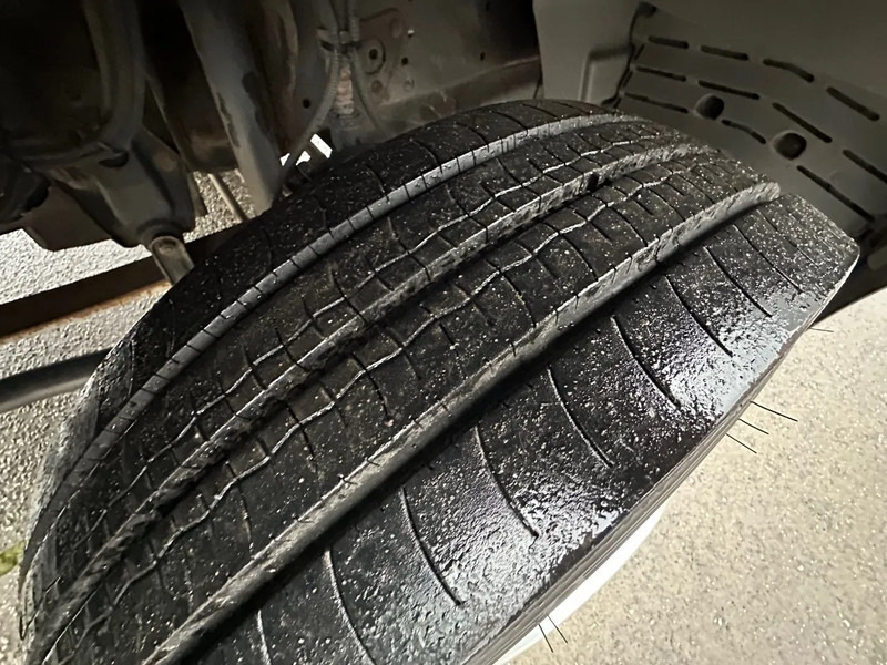 Mercedes-Benz Atego 815 / NL TRUCK / EURO 3 / LOW KM / BOX+LIFT / MANUAL / ANALOG TACHO - Caminhão furgão: foto 4 Mercedes-Benz Atego 815 / NL TRUCK / EURO 3 / LOW KM / BOX+LIFT / MANUAL / ANALOG TACHO - Caminhão furgão: foto 4