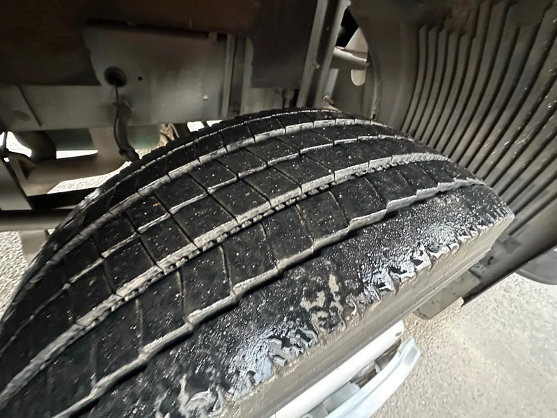 Volvo FL 612 180 / 12T / NL TRUCK / EURO3 / ANALOG / MANUAL / LEAF SPRING / BOX+LIFT / LOW KM - Caminhão furgão: foto 5 Volvo FL 612 180 / 12T / NL TRUCK / EURO3 / ANALOG / MANUAL / LEAF SPRING / BOX+LIFT / LOW KM - Caminhão furgão: foto 5