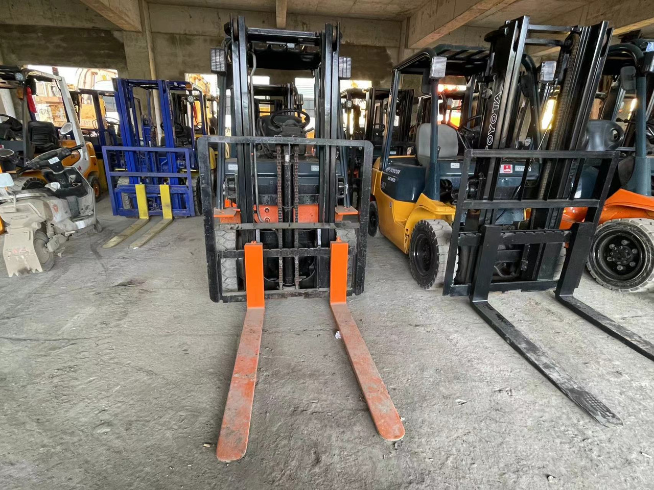 TOYOTA 62-7FD30 - Máquina de construção: foto 4 TOYOTA 62-7FD30 - Máquina de construção: foto 4