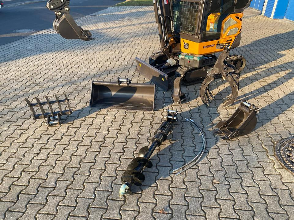 Minibagger BK2000NKSR inkl. Zubehörpaket *INKL.19% MWST*BERGER KRAUS*KUBOTA* KLIMA*SCHWENKARM*VERSTELLFAHRWERK* - Mini escavadeira: foto 3 Minibagger BK2000NKSR inkl. Zubehörpaket *INKL.19% MWST*BERGER KRAUS*KUBOTA* KLIMA*SCHWENKARM*VERSTELLFAHRWERK* - Mini escavadeira: foto 3