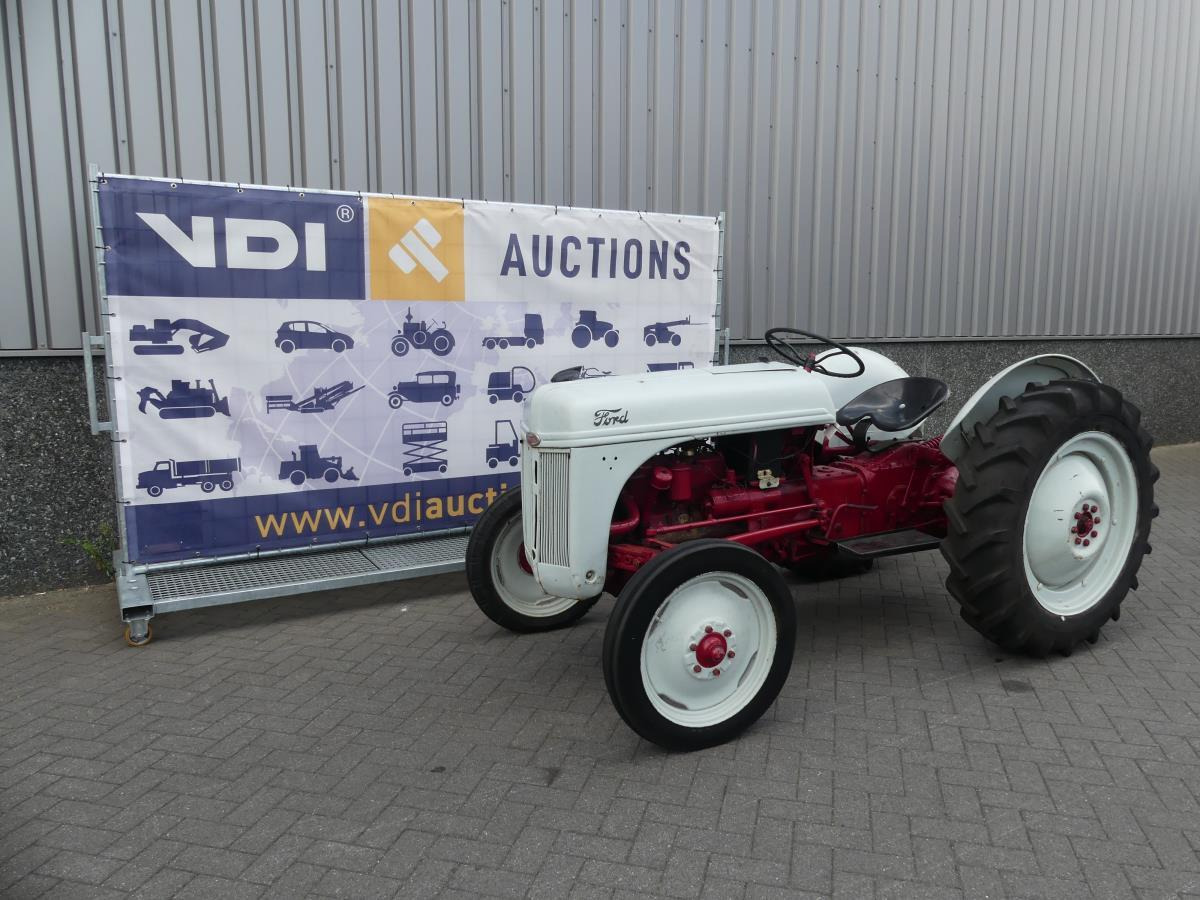 Ford 8N, Dearborn - Trator: foto 1 Ford 8N, Dearborn - Trator: foto 1