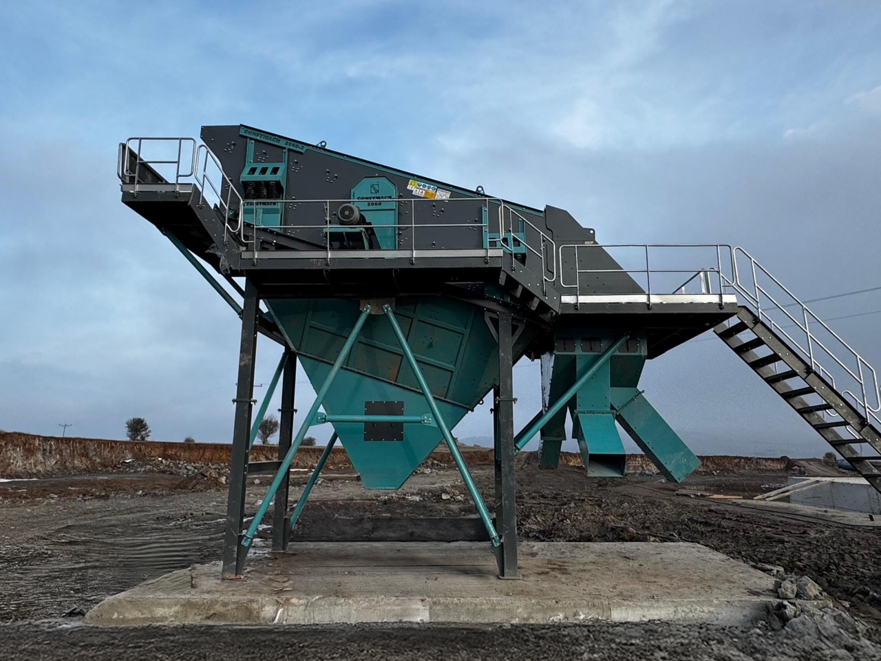 Constmach 140-180 Tph Vibrating Screen 2-3-4 Stages 1800x5000 mm - Peneira vibratória: foto 2 Constmach 140-180 Tph Vibrating Screen 2-3-4 Stages 1800x5000 mm - Peneira vibratória: foto 2