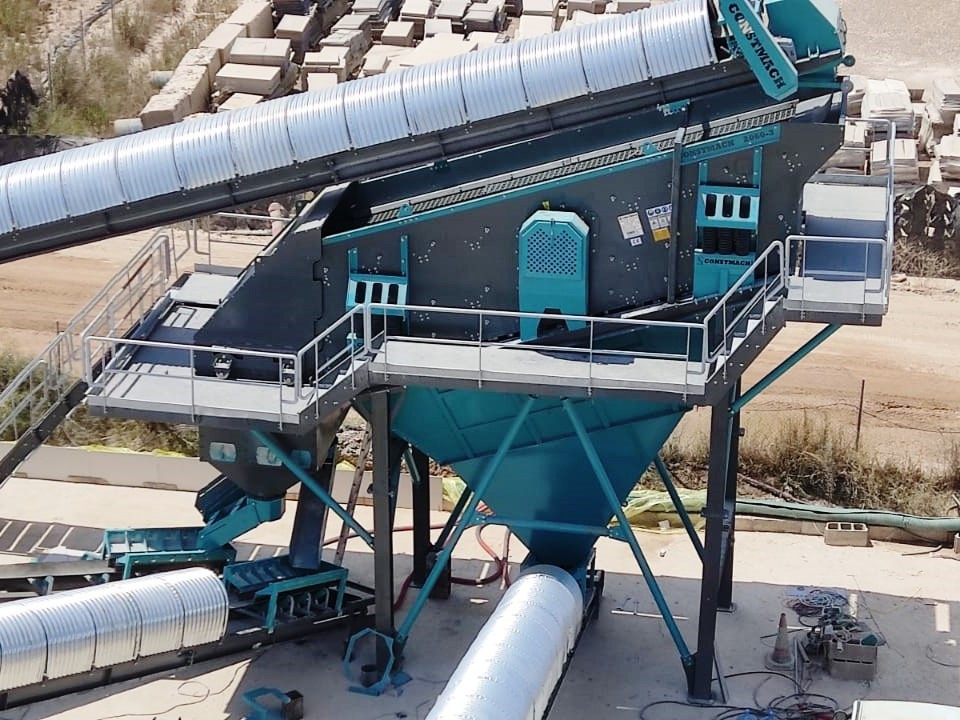 Constmach 140-180 Tph Vibrationssiebmaschine 2-3-4 Etappen 1800x5000 mm - Peneira vibratória: foto 3 Constmach 140-180 Tph Vibrationssiebmaschine 2-3-4 Etappen 1800x5000 mm - Peneira vibratória: foto 3