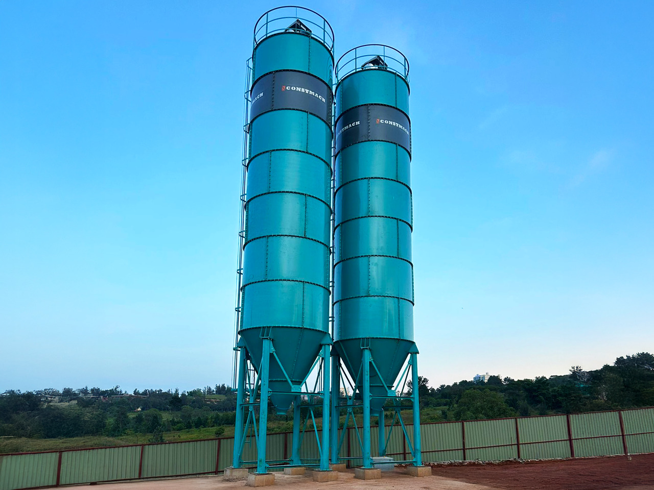 Constmach Zement Silo mit 100 Tonnen Kapazität - Silo de cimento: foto 1 Constmach Zement Silo mit 100 Tonnen Kapazität - Silo de cimento: foto 1