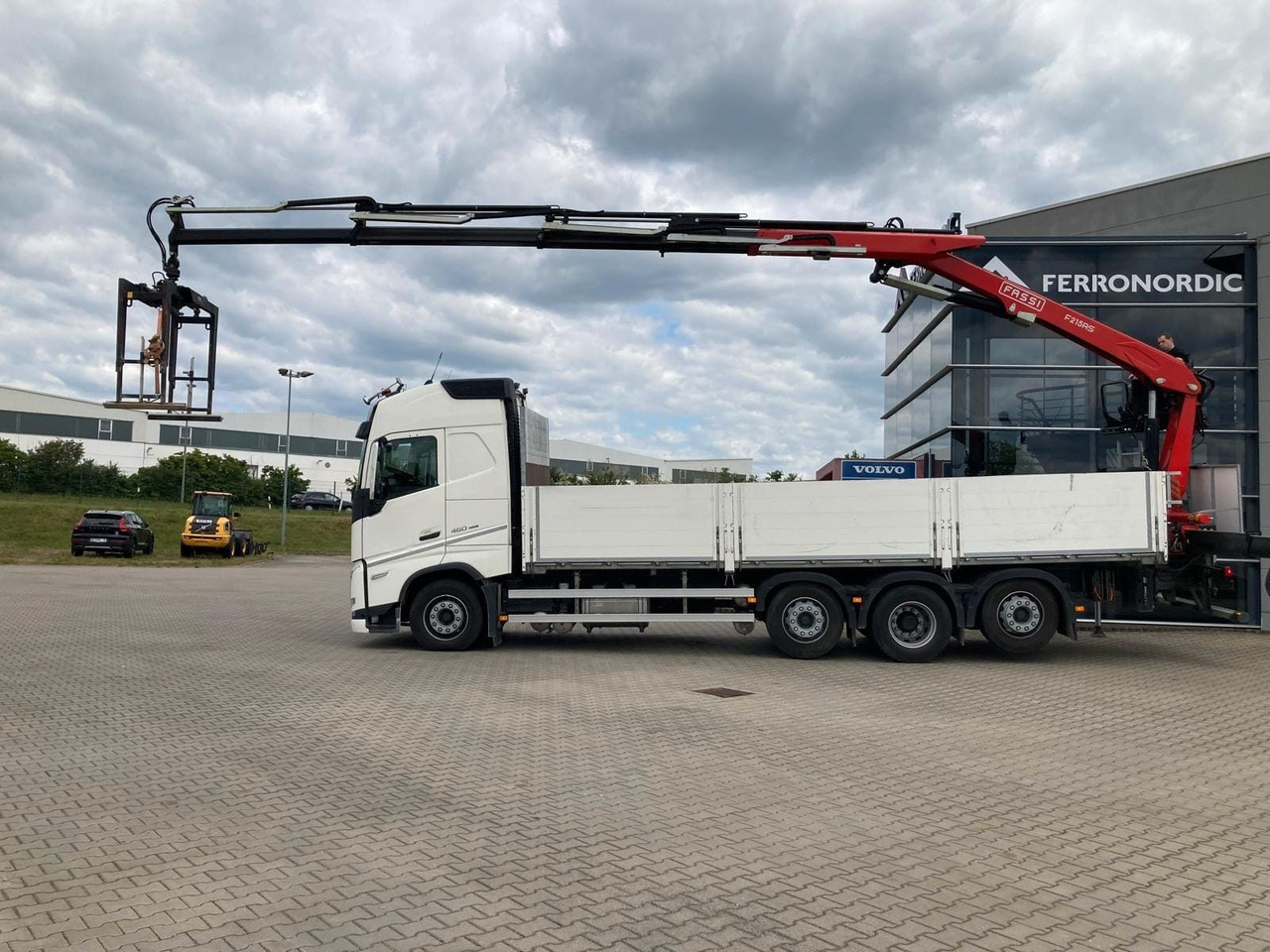 Volvo FH460 8x2 TRIDEM VLA&NLA gelenkt*FASSI F215AS.24 - Caminhão grua: foto 1 Volvo FH460 8x2 TRIDEM VLA&NLA gelenkt*FASSI F215AS.24 - Caminhão grua: foto 1