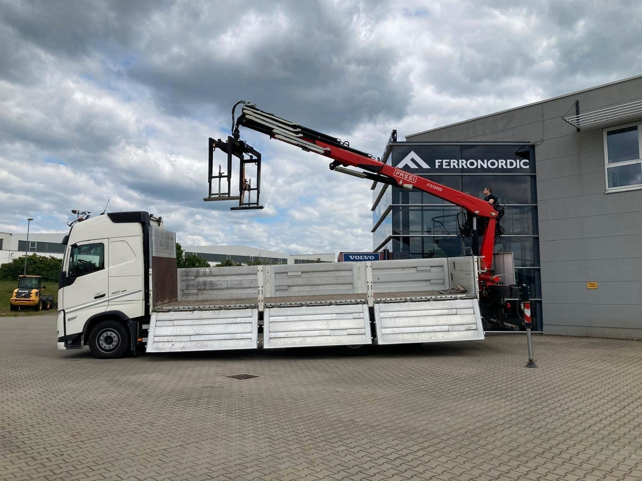 Volvo FH460 8x2 TRIDEM VLA&NLA gelenkt*FASSI F215AS.24 - Caminhão grua: foto 2 Volvo FH460 8x2 TRIDEM VLA&NLA gelenkt*FASSI F215AS.24 - Caminhão grua: foto 2