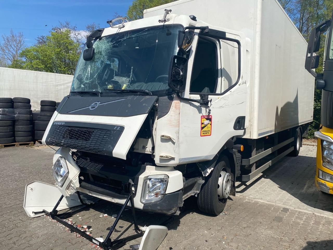 Volvo FL 16.280 Koffer Unfallschaden - Caminhão furgão: foto 2 Volvo FL 16.280 Koffer Unfallschaden - Caminhão furgão: foto 2