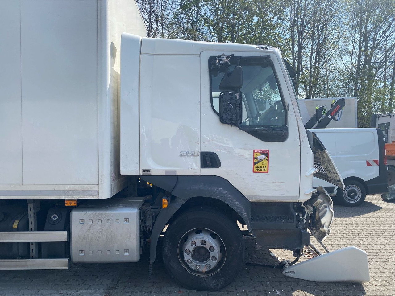 Volvo FL 16.280 Koffer Unfallschaden - Caminhão furgão: foto 2 Volvo FL 16.280 Koffer Unfallschaden - Caminhão furgão: foto 2