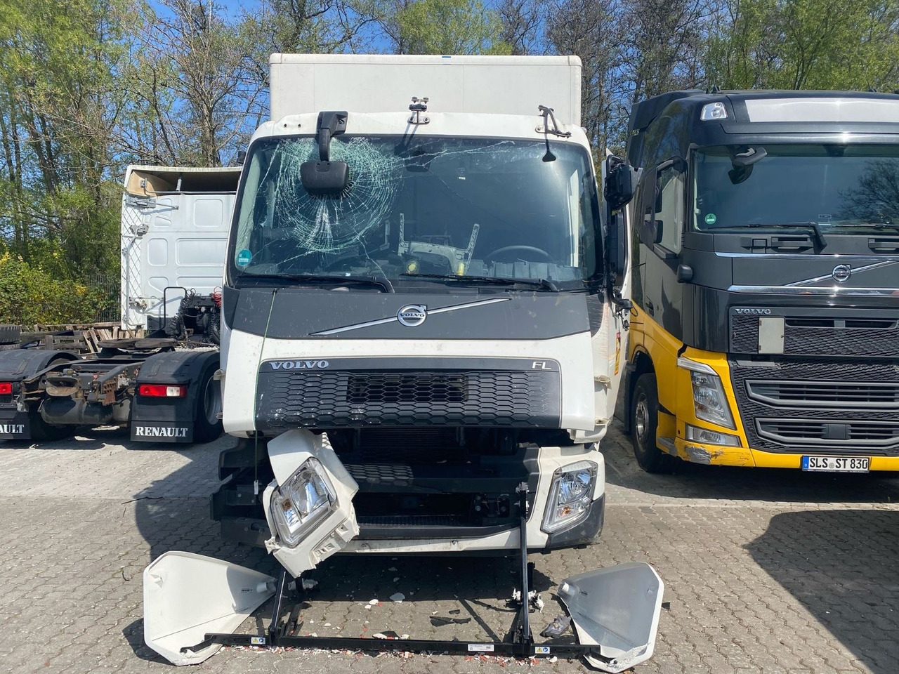 Volvo FL 16.280 Koffer Unfallschaden - Caminhão furgão: foto 3 Volvo FL 16.280 Koffer Unfallschaden - Caminhão furgão: foto 3