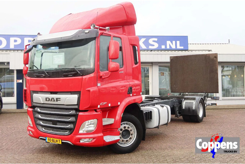 DAF CF 290 FA Chassis + 2500 KG Dhollandia laadklep - Caminhão chassi: foto 1 DAF CF 290 FA Chassis + 2500 KG Dhollandia laadklep - Caminhão chassi: foto 1