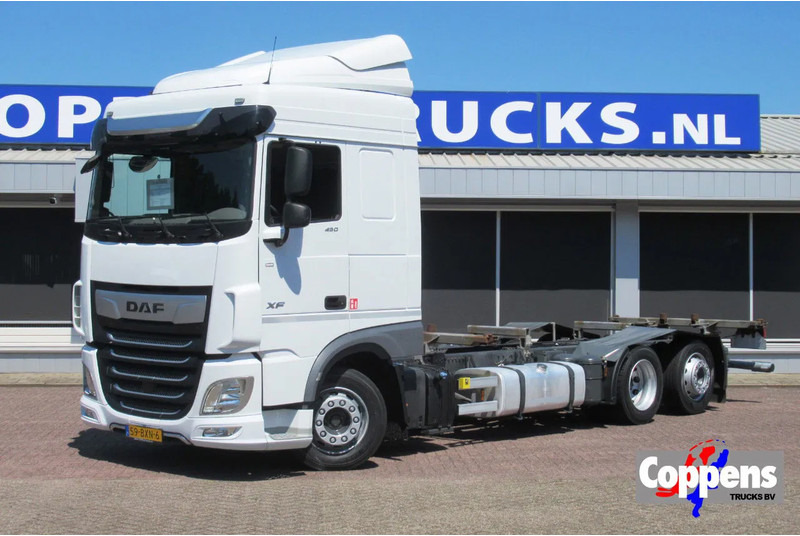 DAF XF 450 FAR BDF Systeem - Caminhão transportador de contêineres/ Caixa móvel: foto 1 DAF XF 450 FAR BDF Systeem - Caminhão transportador de contêineres/ Caixa móvel: foto 1