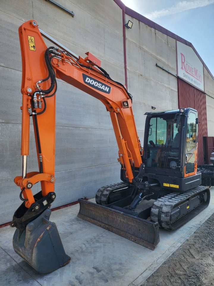DOOSAN DX63R-3 - Mini escavadeira: foto 2 DOOSAN DX63R-3 - Mini escavadeira: foto 2