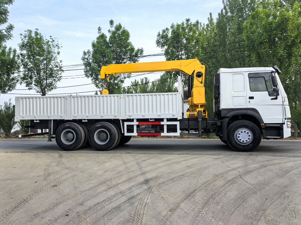 HOWO 371HP CRANE TRUCK - Caminhão grua: foto 1 HOWO 371HP CRANE TRUCK - Caminhão grua: foto 1