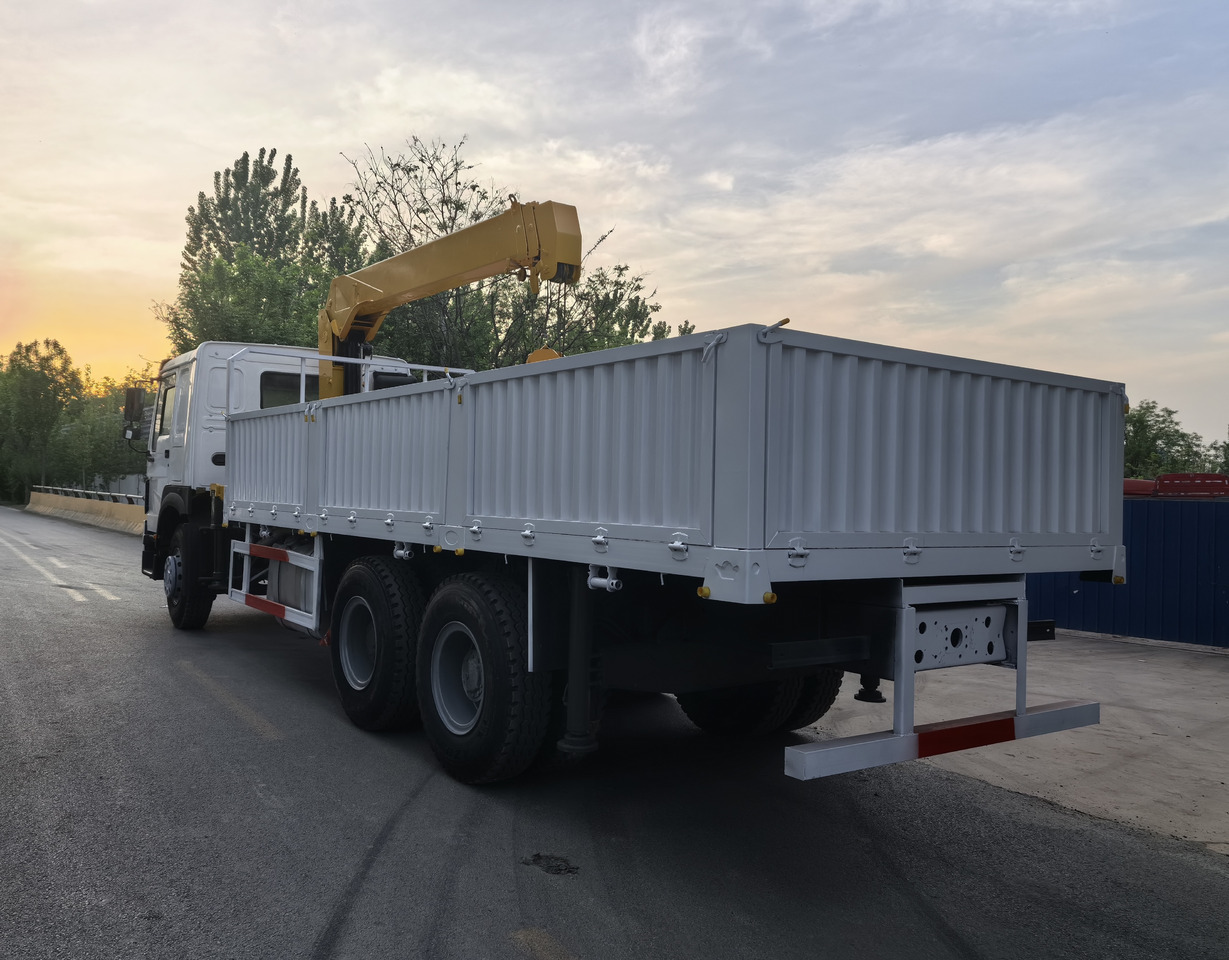HOWO 371HP CRANE TRUCK - Caminhão grua: foto 4 HOWO 371HP CRANE TRUCK - Caminhão grua: foto 4