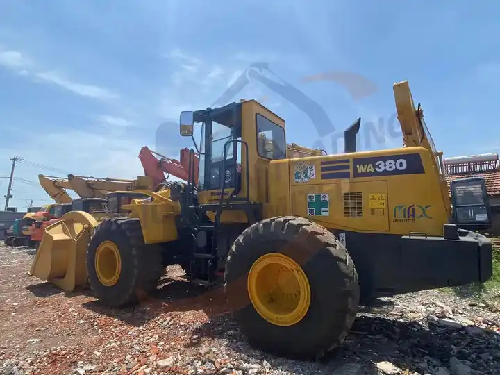 Second Hand Japan Made Komatsu Wa380-3 Front Loader Used Original Painting Komatsu Wa 380-3 in Stock for Sale - Carregadeira de rodas: foto 3 Second Hand Japan Made Komatsu Wa380-3 Front Loader Used Original Painting Komatsu Wa 380-3 in Stock for Sale - Carregadeira de rodas: foto 3