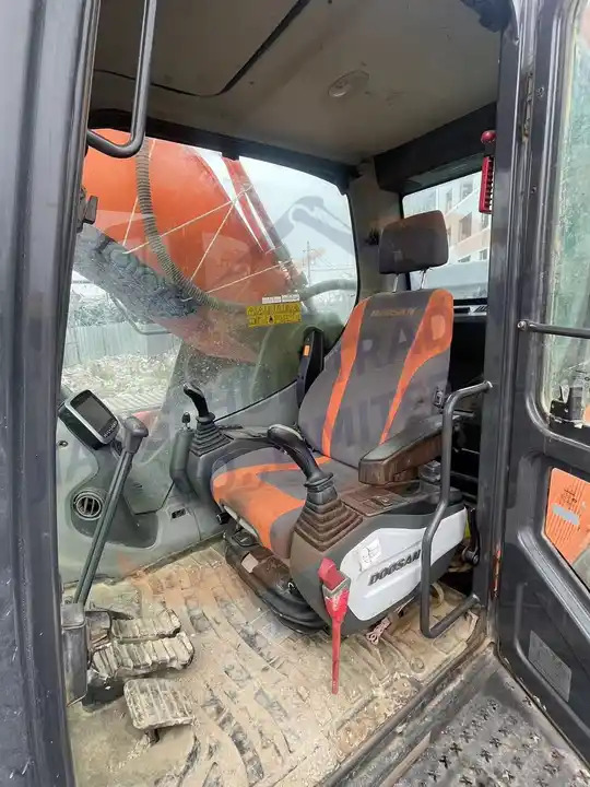 Escavadora de rastos low price Used Doosan excavator DX520LC-9C in good condition for sale: foto 6