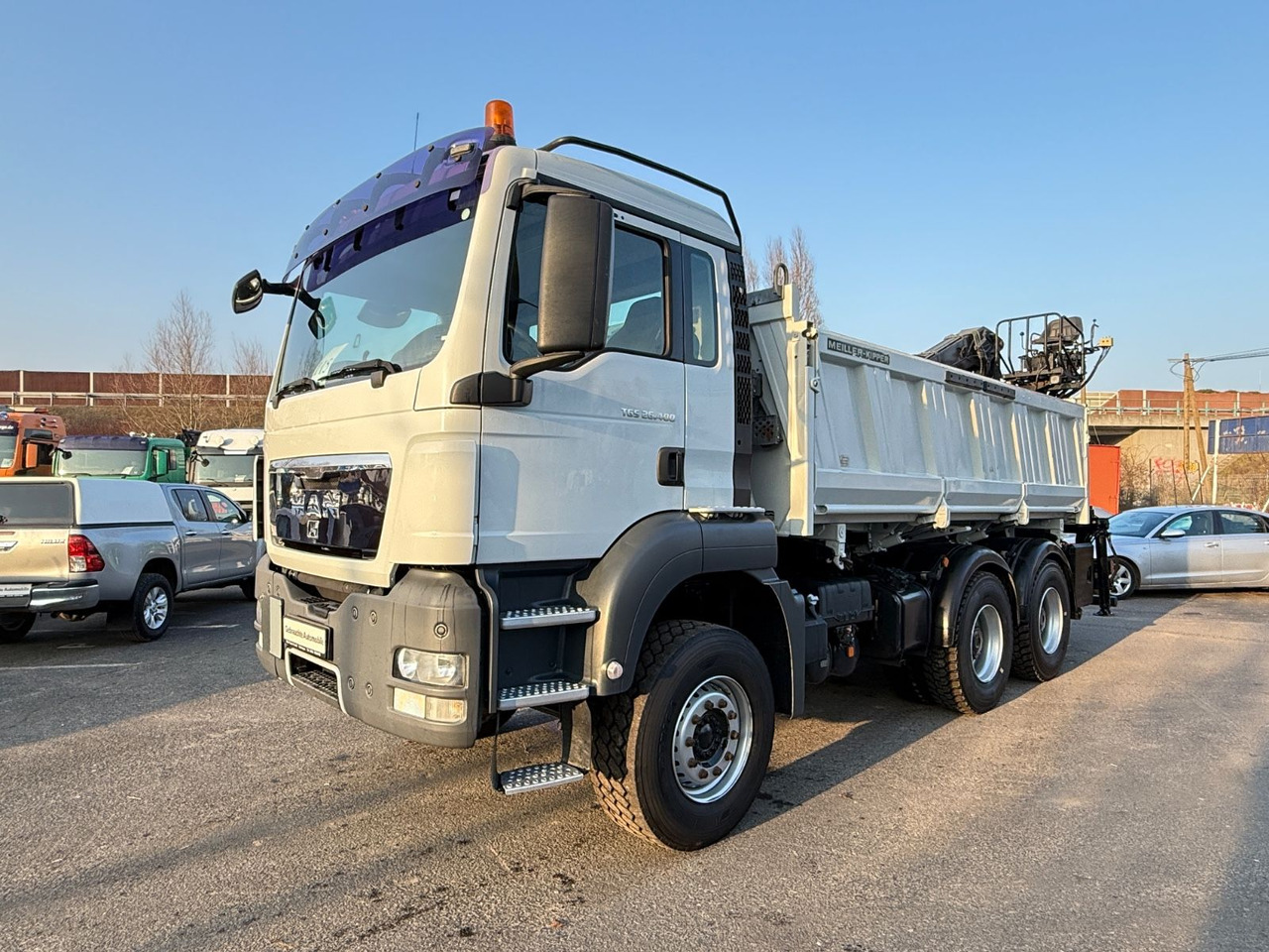 MAN TGS 26.400 Kipper mit Kran Jonsered 6x4 - Caminhão basculante: foto 3 MAN TGS 26.400 Kipper mit Kran Jonsered 6x4 - Caminhão basculante: foto 3