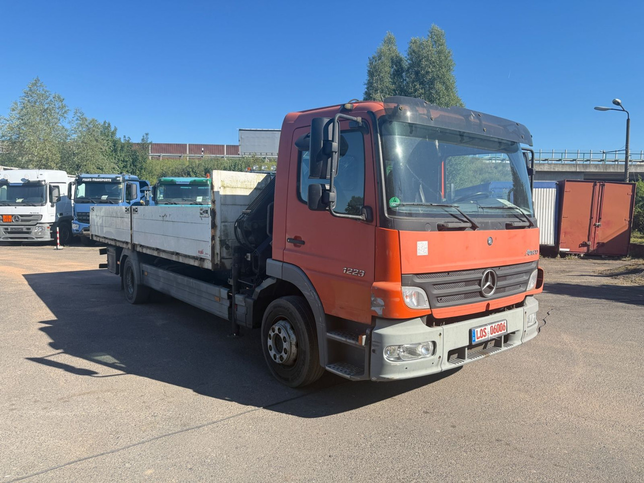 Mercedes-Benz Atego 1223 mit Kran MKG HLK 76 - Camião de caixa aberta/ Plataforma, Caminhão grua: foto 2 Mercedes-Benz Atego 1223 mit Kran MKG HLK 76 - Camião de caixa aberta/ Plataforma, Caminhão grua: foto 2