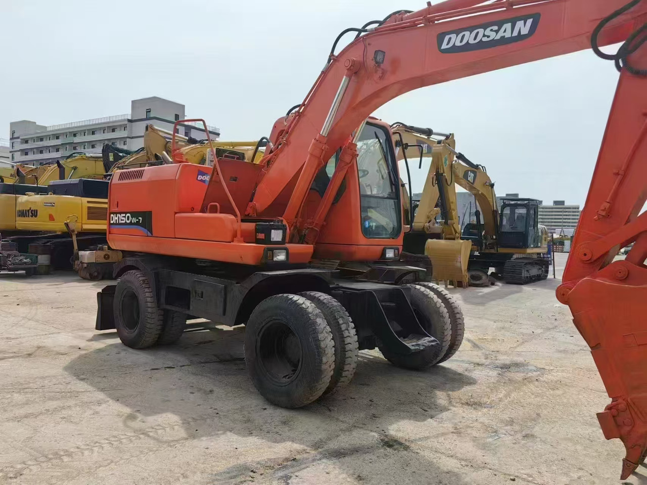 Doosan DX150 - Escavadeira de rodas: foto 1 Doosan DX150 - Escavadeira de rodas: foto 1