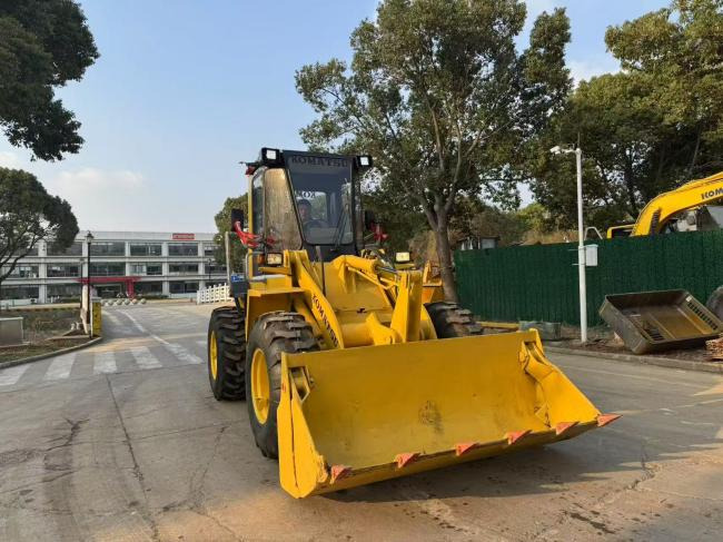 Komatsu WA100 - Carregadeira de rodas: foto 3 Komatsu WA100 - Carregadeira de rodas: foto 3