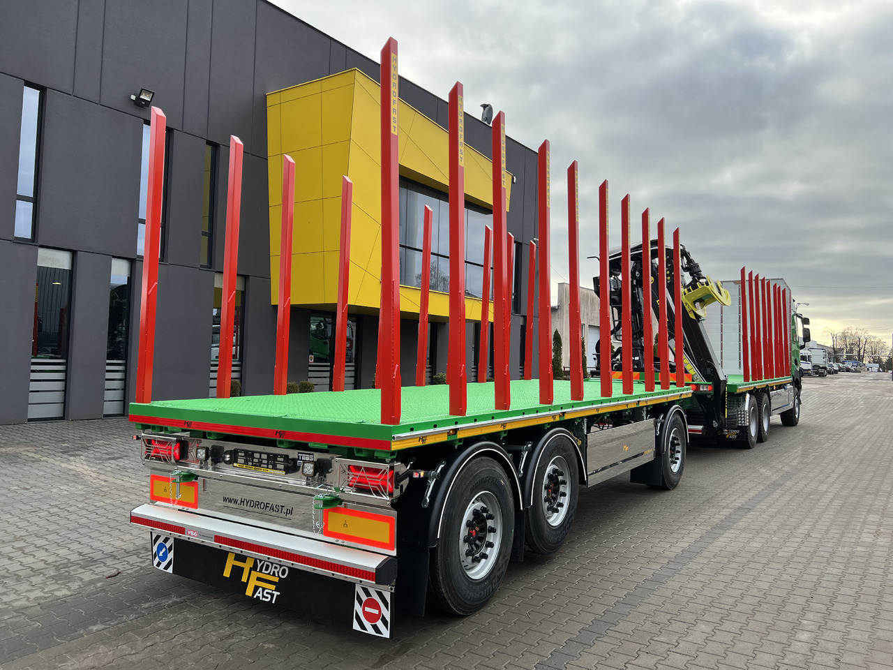 Hydrofast Przyczepa platforma 3 osiowa do przewozu drewna / 3-axle platform trailer for timber transport - Reboque plataforma/ Caixa aberta: foto 2 Hydrofast Przyczepa platforma 3 osiowa do przewozu drewna / 3-axle platform trailer for timber transport - Reboque plataforma/ Caixa aberta: foto 2